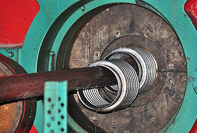 <a href=http://m.zgearllc.cn target=_blank class=infotextkey>補(bǔ)償器</a>波紋管生產(chǎn)現(xiàn)場